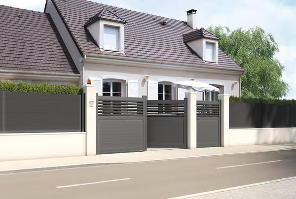 Portail et clôture en aluminium gris devant une maison