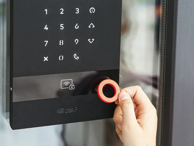 Lecteur de badge sans contact et clavier à code sur une platine de contrôle d'accès