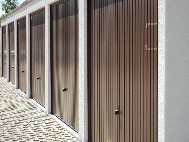 Porte de box fermée dans un parking collectif