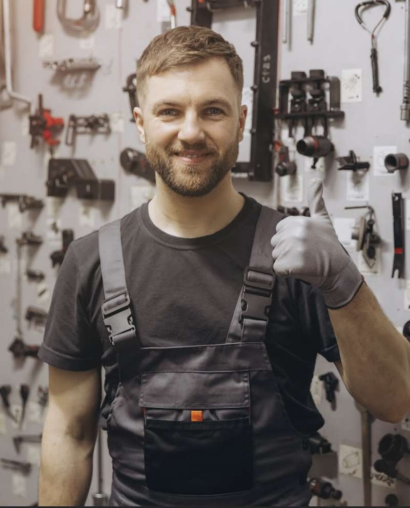 Employé caucasien db assistance installateur dépanneur motorisation ouverture fermeture idf 1