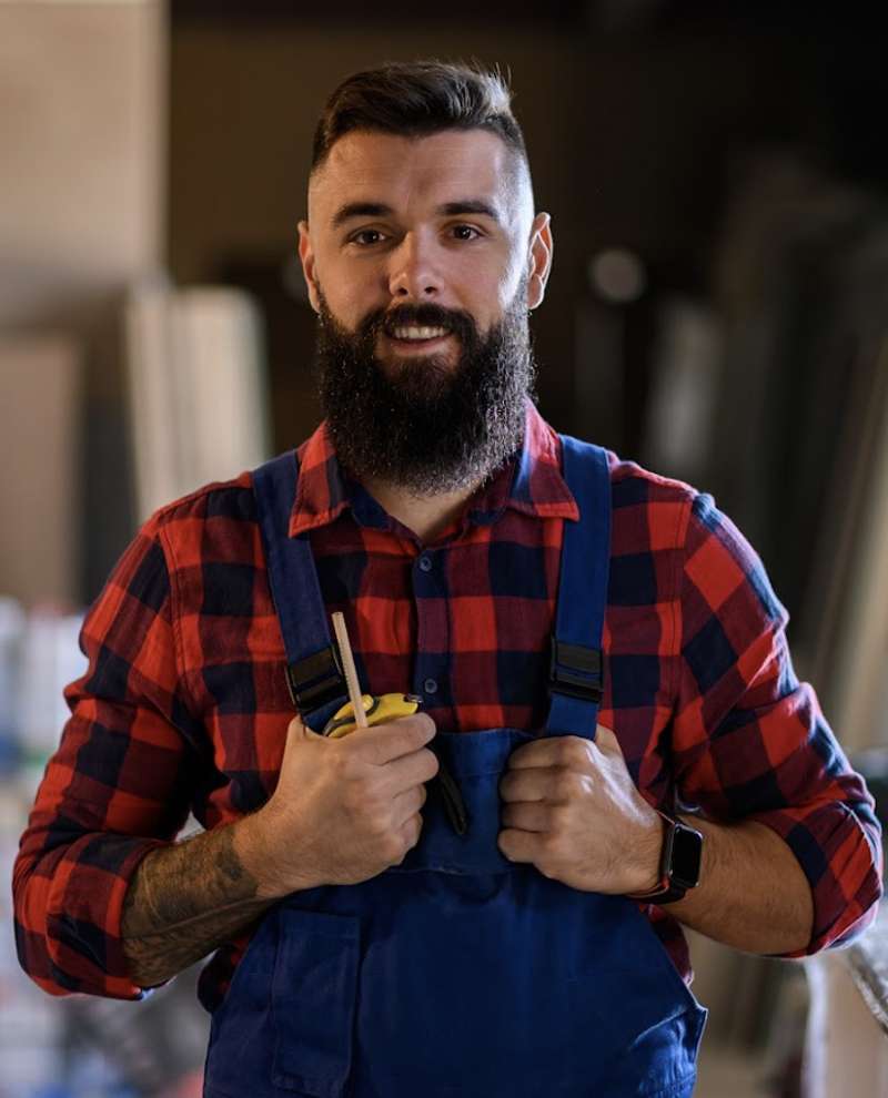 Employé caucasien db assistance installateur dépanneur motorisation ouverture fermeture idf 3