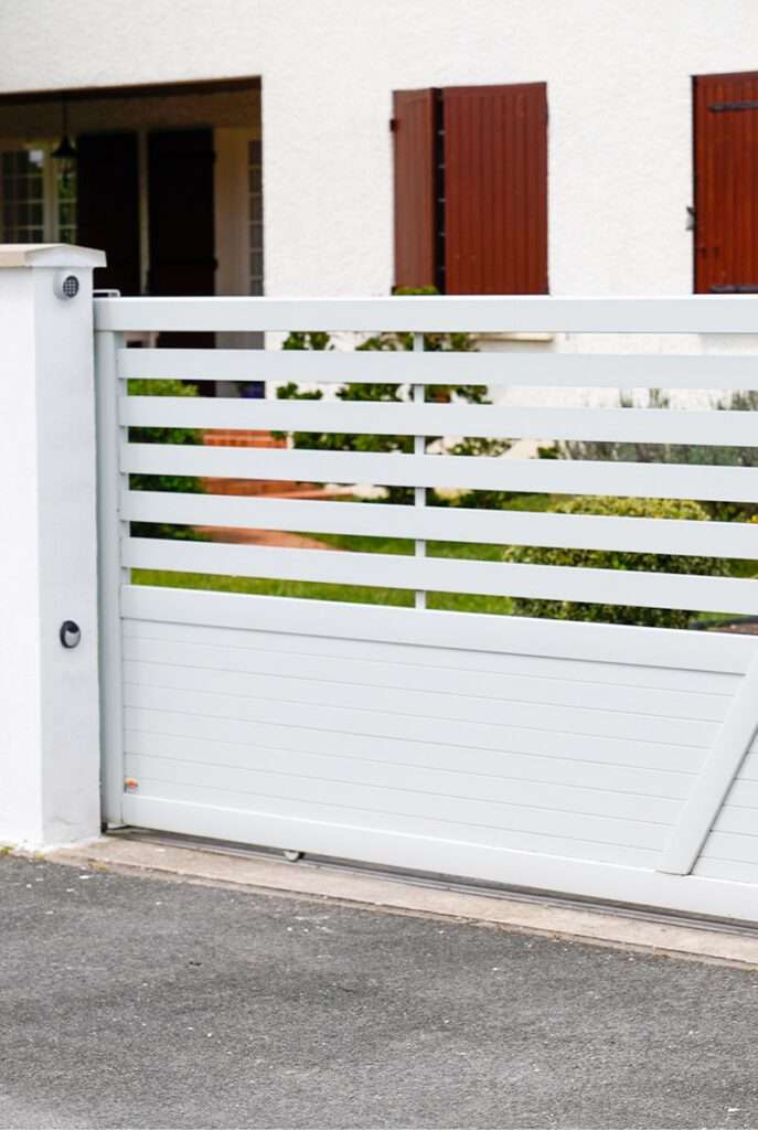 Portail coulissant moderne électronique et motorisé