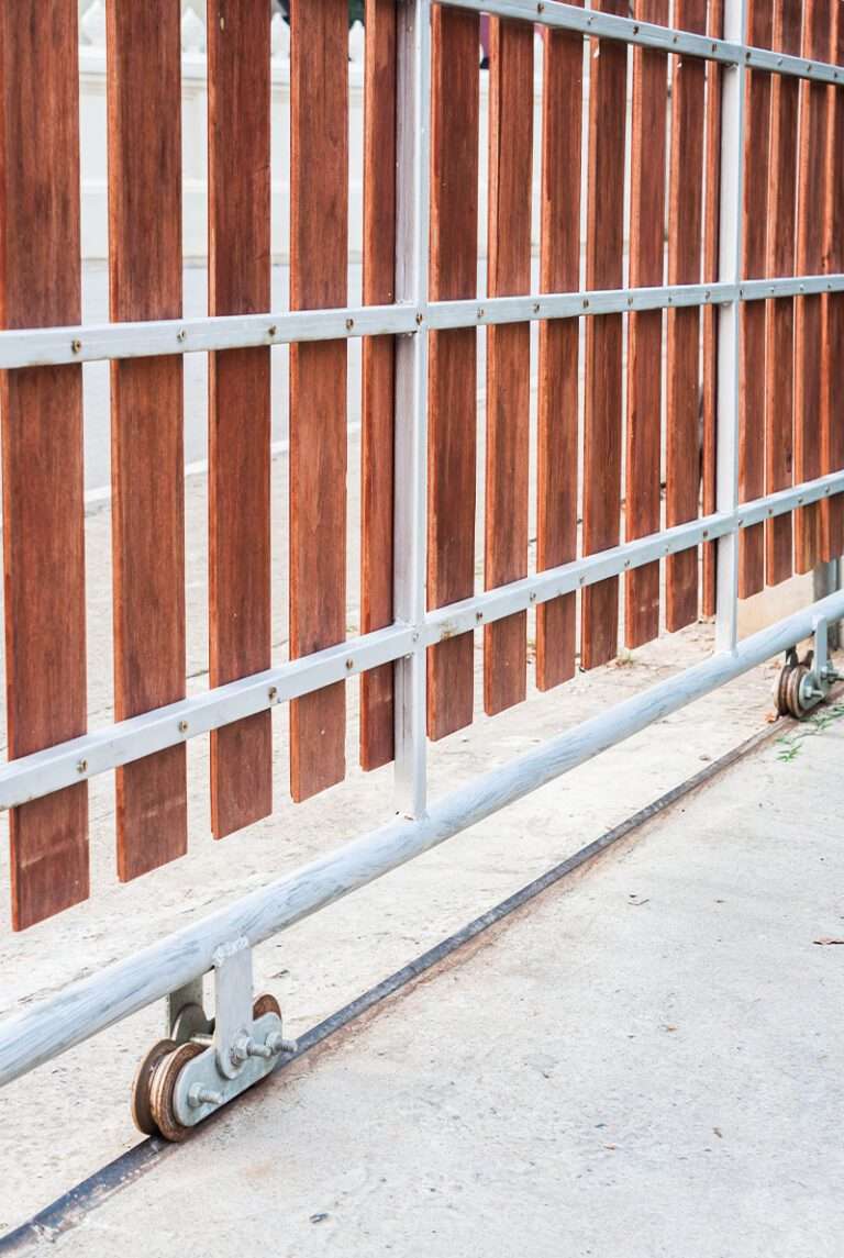 Portail coulissant en bois 2