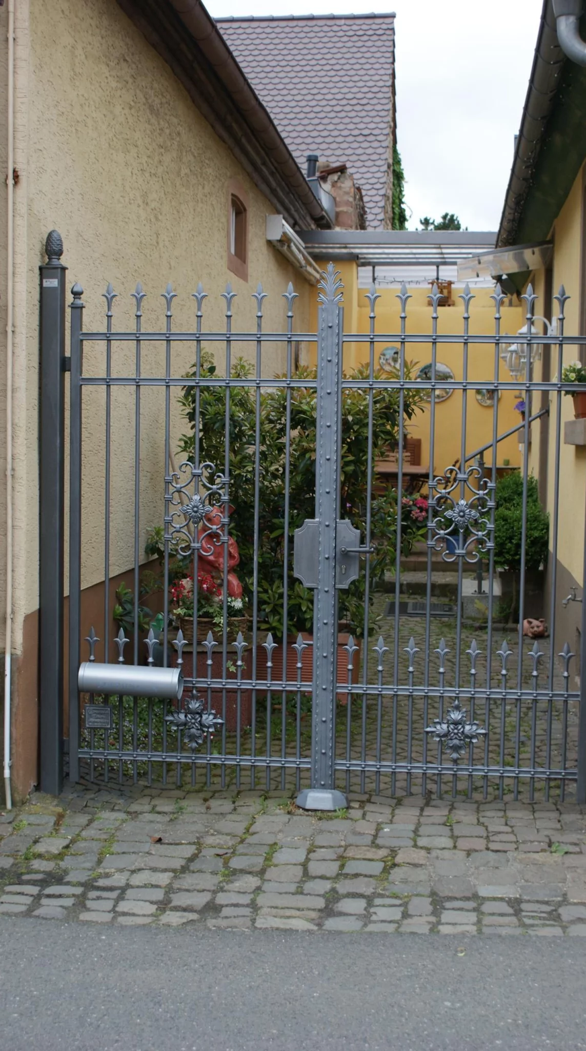 Artisan pose et installation portail à Paris 5e Arrondissement (75005) · DB Assistance