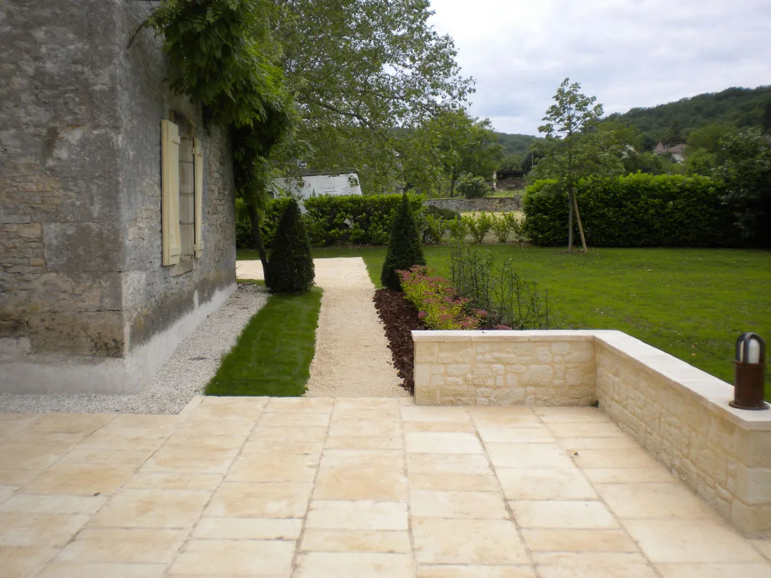 Terrasse en cours de réalisation avec pavage et muret
