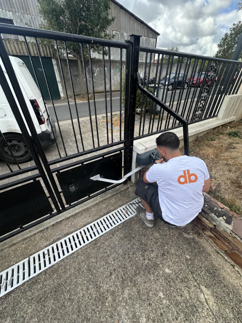 Technicien DB Assistance en intervention sur la motorisation à bras articulé d’un portail battant Nice