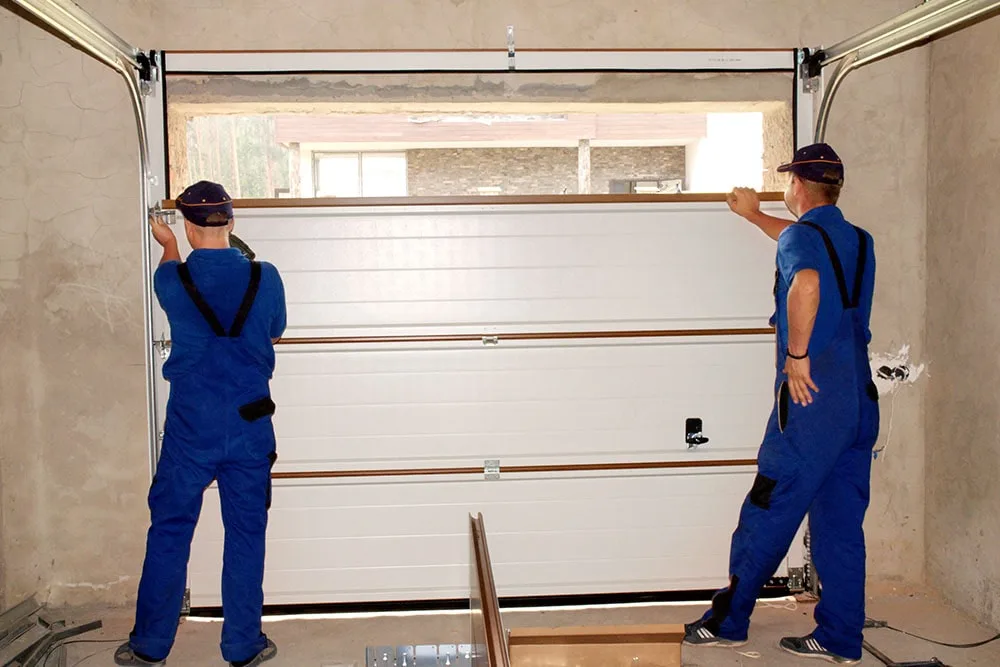 Porte de garage sectionnelle à panneaux posée sur une maison