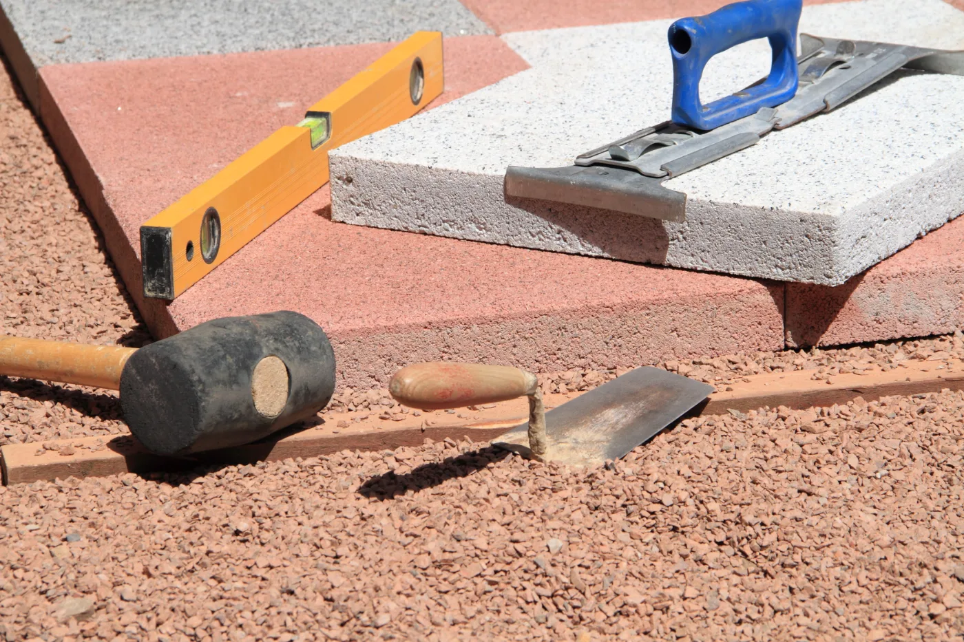 Outils de maçon et matériaux sur un chantier de structure
